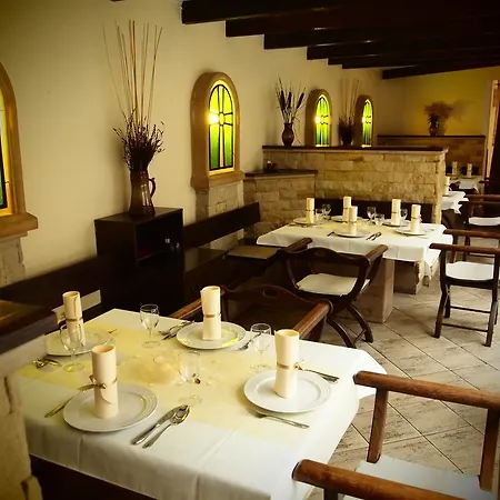 بيت ضيافة Excalibur A Restaurace 3*